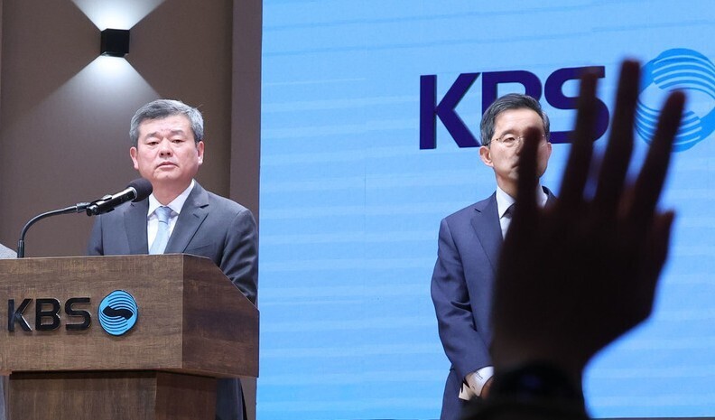 Park Min, the newly appointed president of KBS, takes questions from the press during an address to the public held at the public broadcaster’s headquarters in Seoul on Nov. 14. (Baek So-ah/The Hankyoreh)