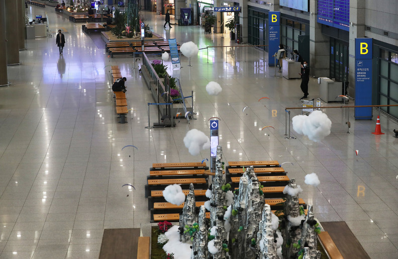 Incheon International Airport is nearly empty amid the global coronavirus pandemic on Mar. 25. (Yonhap News)