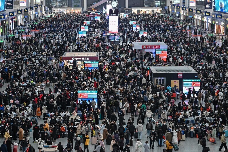 中国最大の祝日である旧正月の 2 日前の 20 日、上海の虹橋駅で電車に乗るのを待つ住民たち。 上海/AFP聯合ニュース