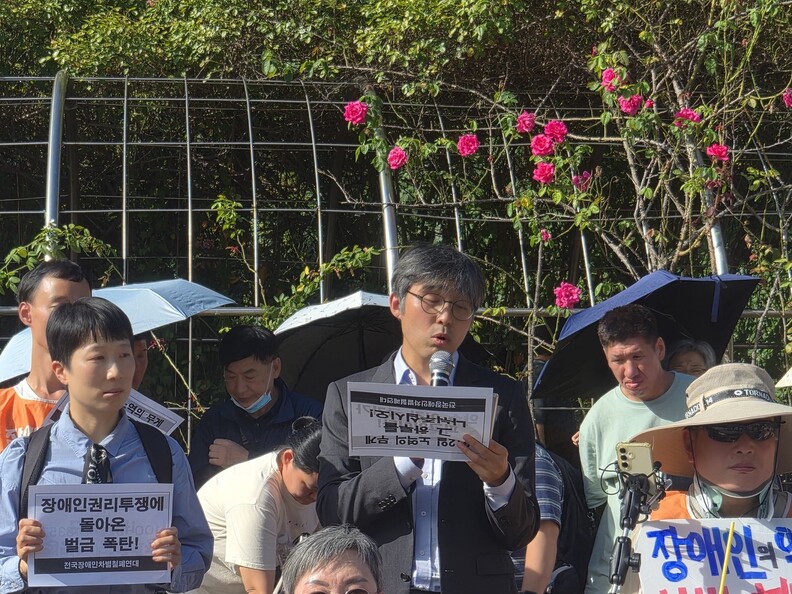 김동현 변호사(공익인권변호사모임 희망을만드는법)가 21일 오후 서울 서초구 법원삼거리에서 열린 ‘노역투쟁 결의 기자회견’에서 발언하고 있다. 장현은 기자