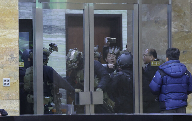 비상계엄이 선포된 직후인 지난해 12월4일 새벽 서울 여의도 국회 본청에 군인들이 진입하고 있다. 신소영 기자 viator@hani.co.kr