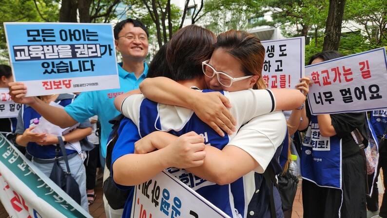 서울시의회 교육위원회가 2025년 9월9일 성진학교 신설안을 통과시키자 서울장애인부모연대 등 지체·발달장애인 부모 150여 명이 서로 끌어안고 눈물을 흘리고 있다. 한겨레 장종우 기자