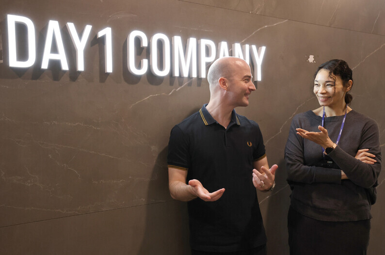 Andrew Kempster (left) and Janet Russell at the Day 1 Company’s offices in Seoul on May 9, 2024. (Kim Young-won/The Hankyoreh) 