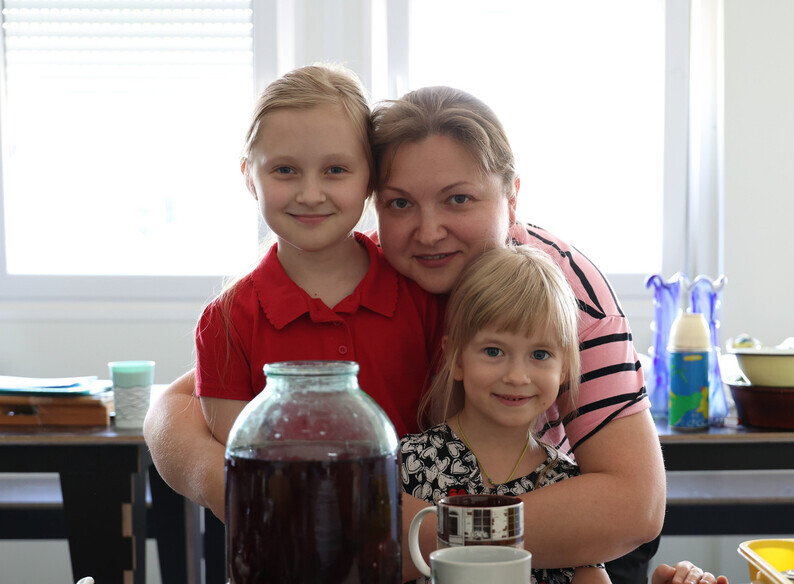 The apartment in Bucha, Ukraine, where Oksana (41, center) and her two daughters Kira (9, left) and Bozena (6, right) lived, was bombarded by Russian fire. The three of them are now living in temporary housing in Bucha, and spoke to the Hankyoreh on June 15. (Kim Hye-yun/The Hankyoreh)