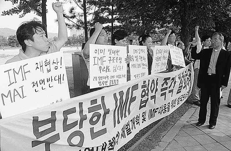 11일 오후 ‘고용·실업대책과 재벌개혁 및 아이엠에프 대응을 위한 범국민운동본부’ 회원들이 경기 정부과천청사 앞에서 아이엠에프 재협상을 촉구하고 있다. 윤운식 기자 yws@hani.co.kr