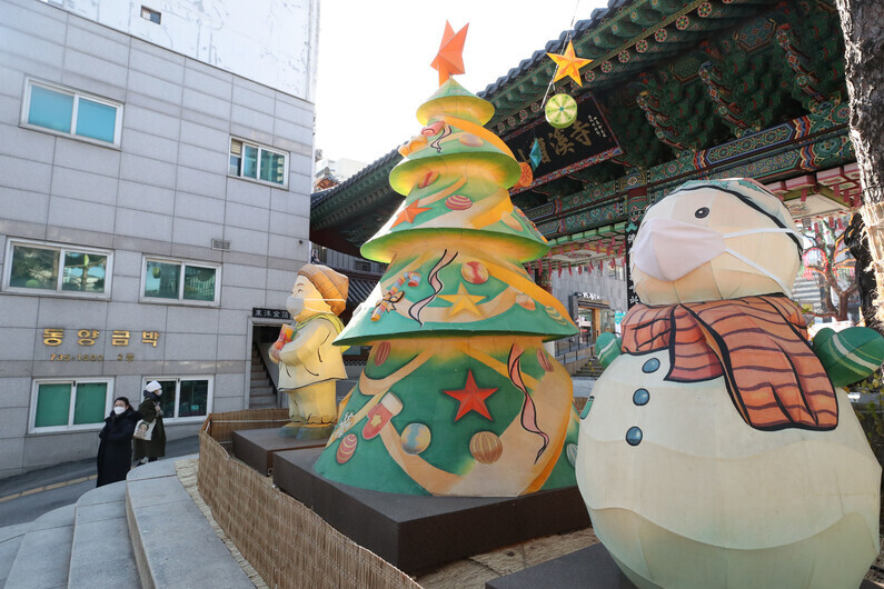 Lanterns celebrating Christmas in front of Jogye Temple in Seoul on Dec. 17. (Baek So-ah, staff photographer)