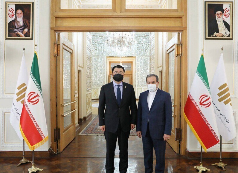 South Korean First Vice Minister of Foreign Affairs Choi Jong-kun (left) and Iranian Deputy Foreign Minister for Political Affairs Seyyed Abbas Araqchi in Tehran on Jan. 10. (Iranian Foreign Ministry website)