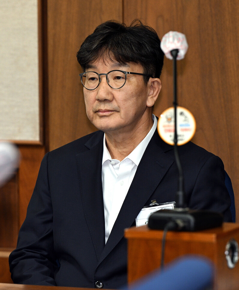 권성동 국민의힘 의원이 2025년 11월3일 서울 서초구 서울중앙지법에서 열린 통일교로부터 불법 정치자금을 수수한 혐의 사건 1차 공판에 출석해 재판을 기다리고 있다. 연합뉴스