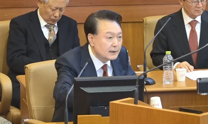윤석열 대통령이 지난 23일 서울 종로구 헌법재판소에서 열린 본인의 탄핵심판 4차변론에서 증인으로 출석한 김용현 전 국방부 장관에게 직접 증인신문을 하고 있다. 연합뉴스