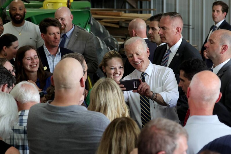 조 바이든 미국 대통령이 11일 방문한 일리노이주 캥커키의 농장에서 시민과 ‘셀카’를 찍고 있다. 캥커키/AFP 연합뉴스