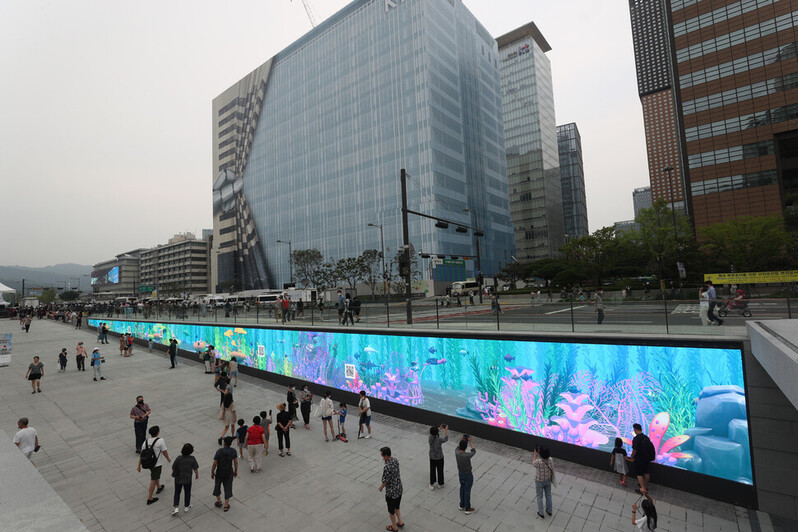 지난 8월 서울 광화문광장 해치마당 한쪽 벽면에 설치된 디스플레이 창이 시민들의 눈길을 끌고 있다. 강창광 선임기자 chang@hani.co.kr