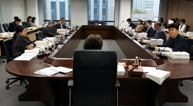 2025년 4월22일 열린 진실화해위원회 전원위원회(전체위원회) 풍경. 이날 참석하지 않은 C 위원의 자리가 왼쪽에 비어있다. 김태형 기자 xogud555@hani.co.kr