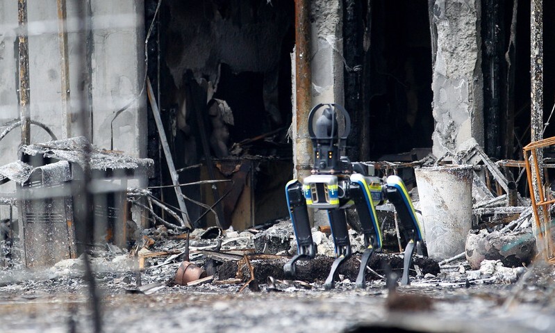 지난해 2월 독일 에센주 노르트라인베스트팔렌주에서 경찰 로봇이 불에 탄 아파트 단지를 순찰하고 있다. DPA 연합뉴스