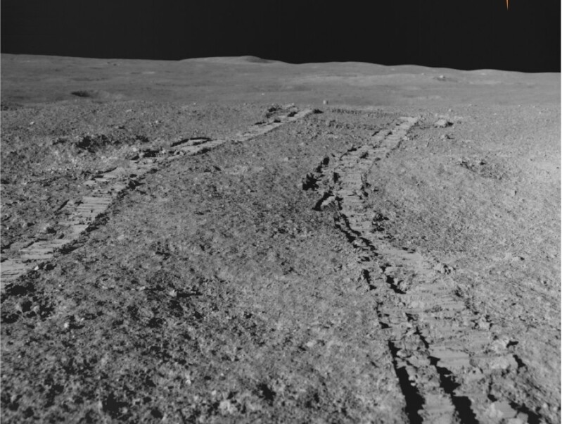 탐사차 프라그얀의 이동 흔적. 달 남극에 남긴 인류 최초의 인공물 자국이다. 인도우주연구기구.