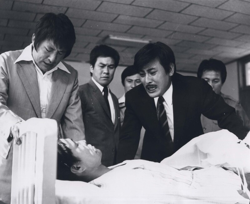 영화속에서 오제도 검사(박근형 분)가 남로당 공작원에게 살해당한 김호익의 주검 앞에서 오열하고 있다. 네이버 영화