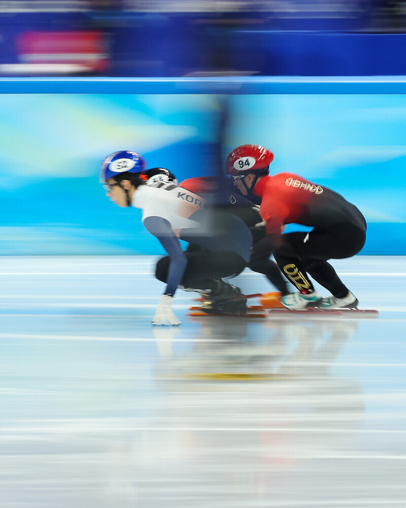 Hwang Dae-heon, of Korea’s short track speedskating team, is seen here passing along the inner lane of the track during the semifinal heat of the men’s short track 1,000 meters on Monday. The race’s referee judged this move to be against the rules of the competition, and disqualified Hwang. (Yonhap News)