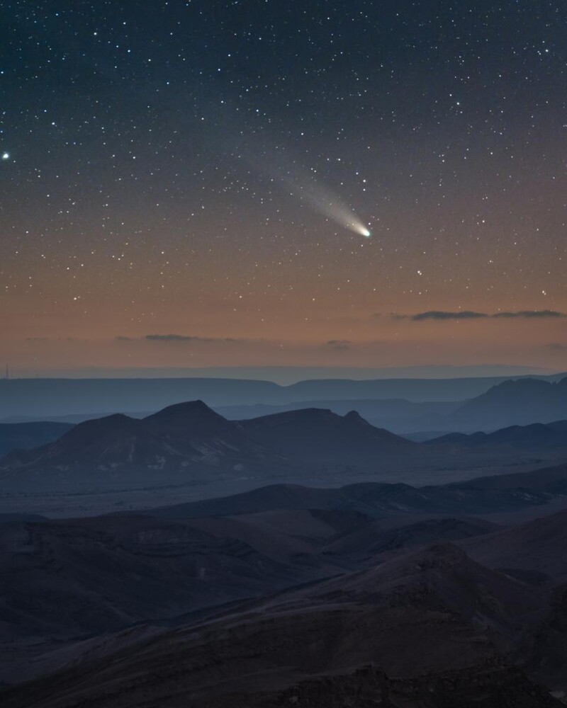 이스라엘 네게브사막에서 본 레너드혜성. © Alex Savenok/Royal Observatory Greenwich