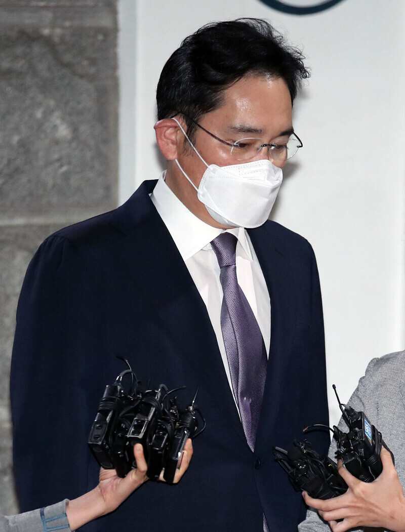 Samsung Vice Chairman Lee Jae-yong leaves Seoul Detention Center on June 9 after a request for his arrest warrant was denied by a South Korea court. (Yonhap News)