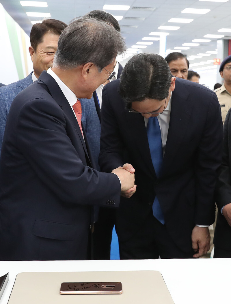 South Korean President Moon Jae-in with Samsung Electronics Vice Chairman Lee Jae-yong during a state visit to India on July 9. (Blue House photo pool)