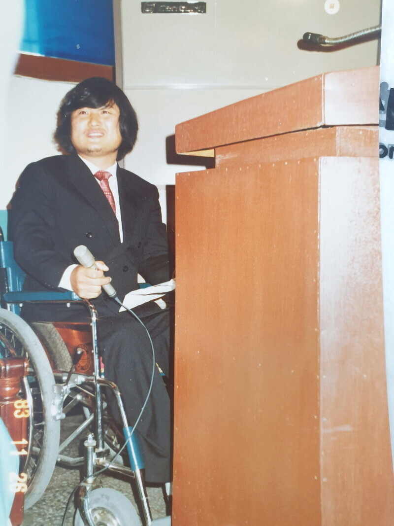 Lee Gwang-yeong emceed the wedding of Lee Ji-hyeon, the inaugural president of an association of those injured during the Gwangju Uprising, in 1983. (provided by Lee Ji-hyeon)