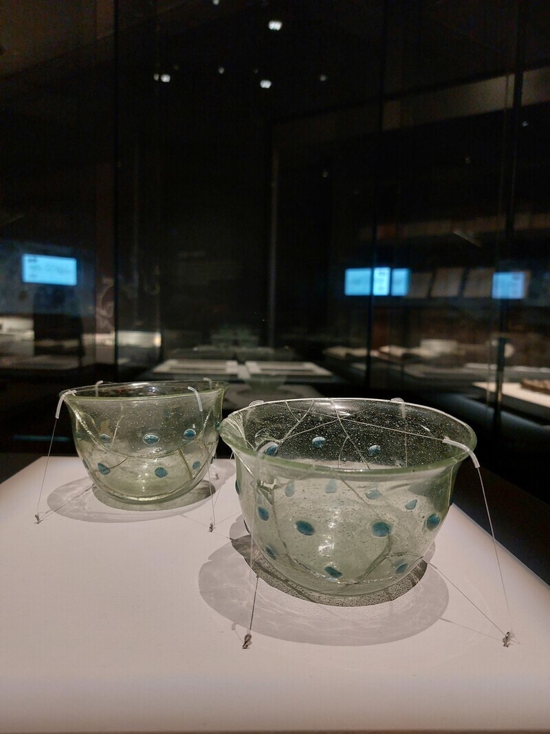 wo glass vessels with cerulean colored dots in two lines found in the tomb served as proof of the high class of those buried in the Geumneyongchong Tomb.