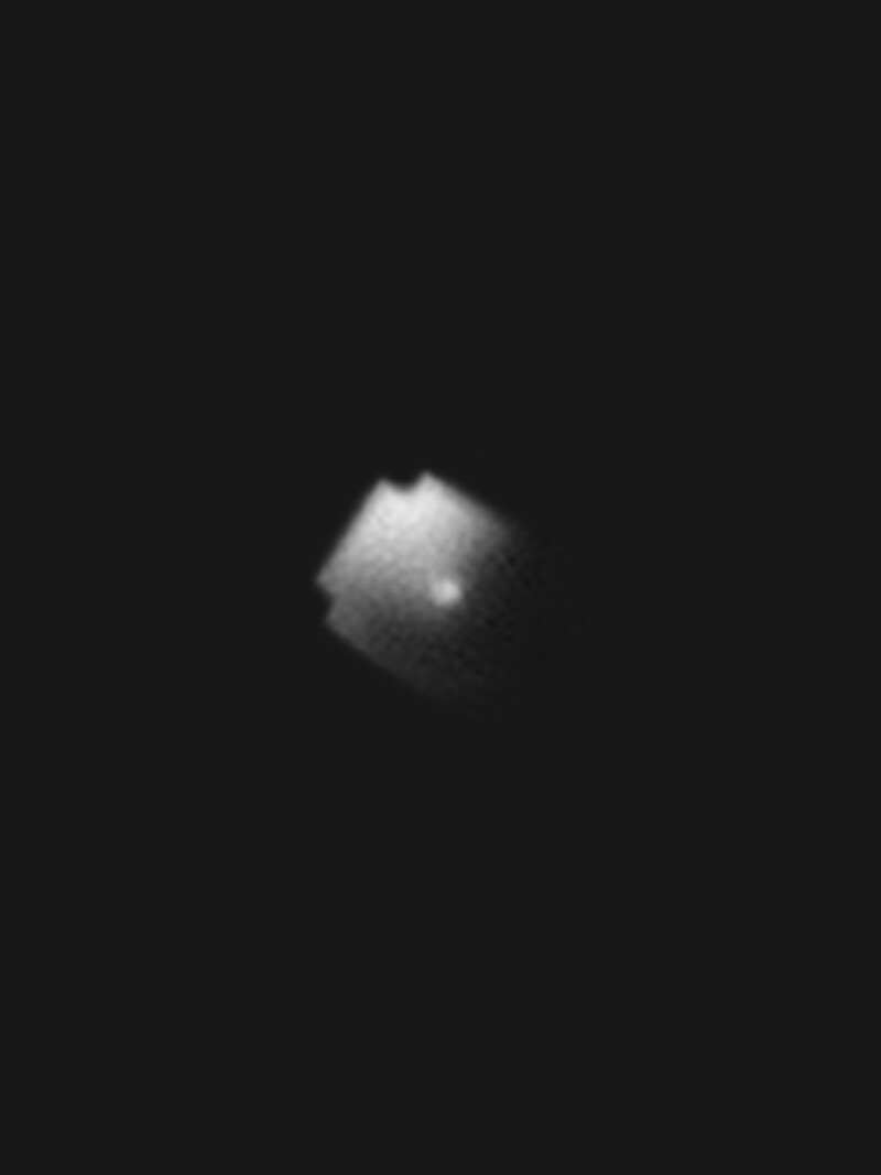 저궤도에 배치된 블루워커 3호 위성을 확대 촬영한 사진. 블루워커 3호의 무게는 1.5톤, 크기는 가로와 세로 각 8m다. 네이처 제공