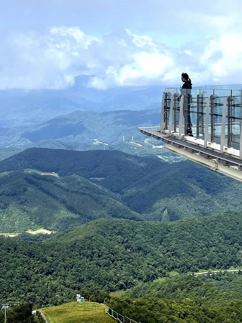 A traveler looks out over the Mount Balwang skywalk. (Park Mee-hyang/Hankyoreh)