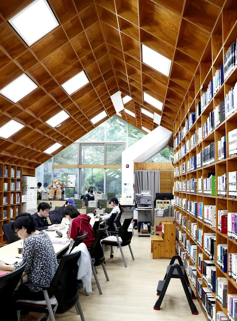 The interior of the Hannae Forest of Wisdom library. (Park Mee-hyang/Hankyoreh)