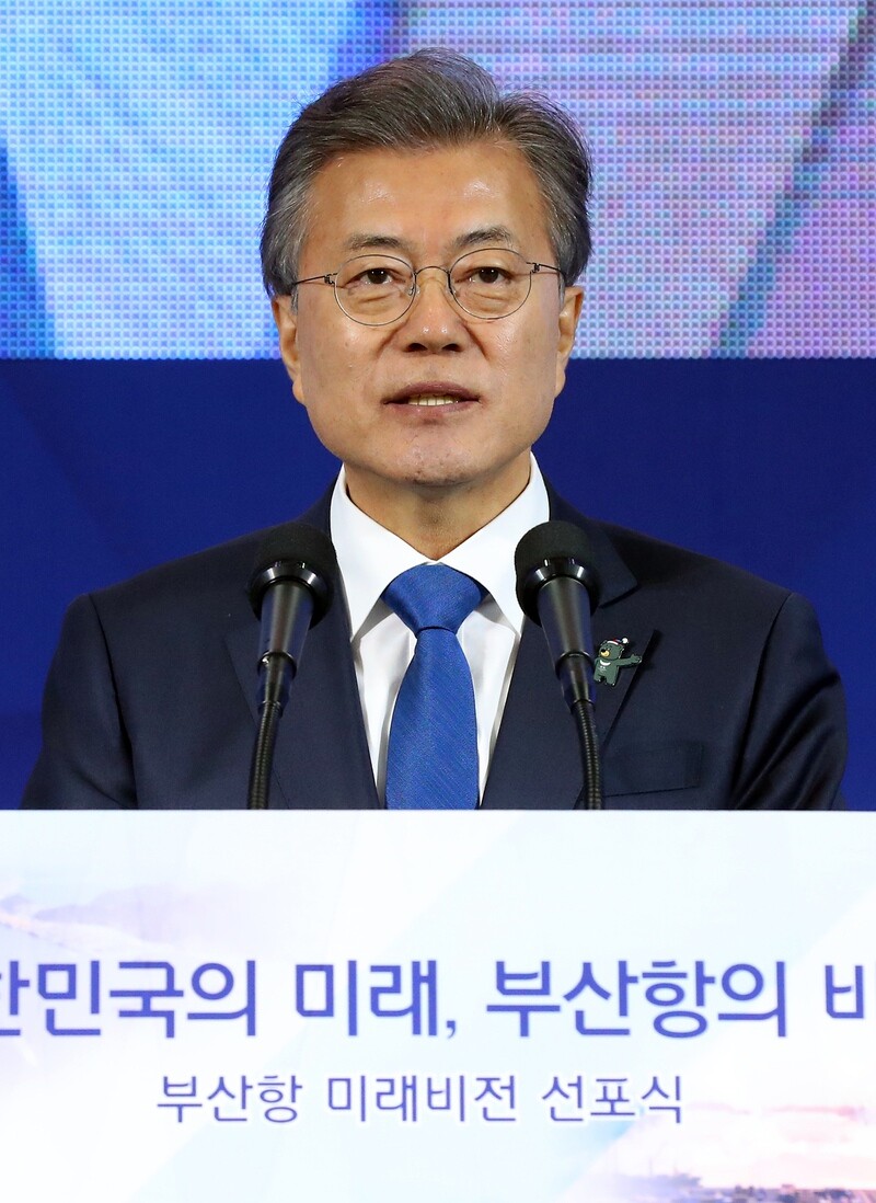 President Moon Jae-in gives a congratulatory address at the “Busan Harbor Future Vision” event in Busan on Mar. 16. (Blue House Photo Pool)