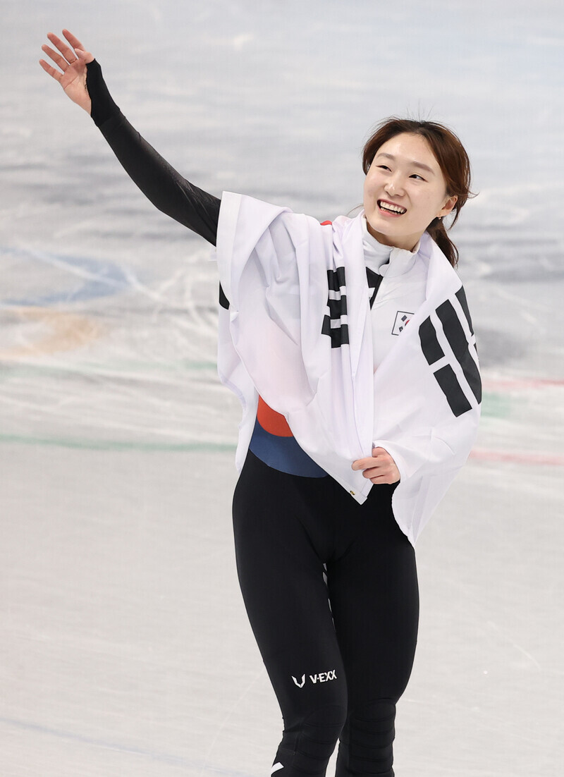 South Korea’s Choi Min-jeong smiles as she celebrates winning gold in the women’s 1,500-meter short track speedskating event at the Beijing Olympics on Wednesday. (Yonhap News)