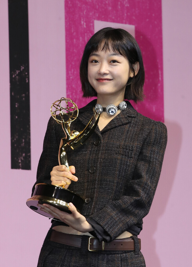Lee You-mi poses with her Emmy for Outstanding Guest Actress at the press event on Sept. 16. (Shin So-young/The Hankyoreh)