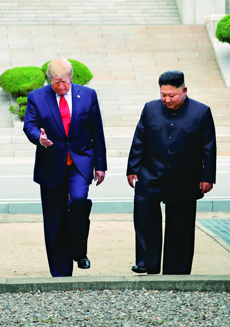 US President Donald Trump and North Korean leader Kim Jong-un cross the Military Demarcation Line together in Panmunjom on June 30, 2019. (Hankyoreh archives)