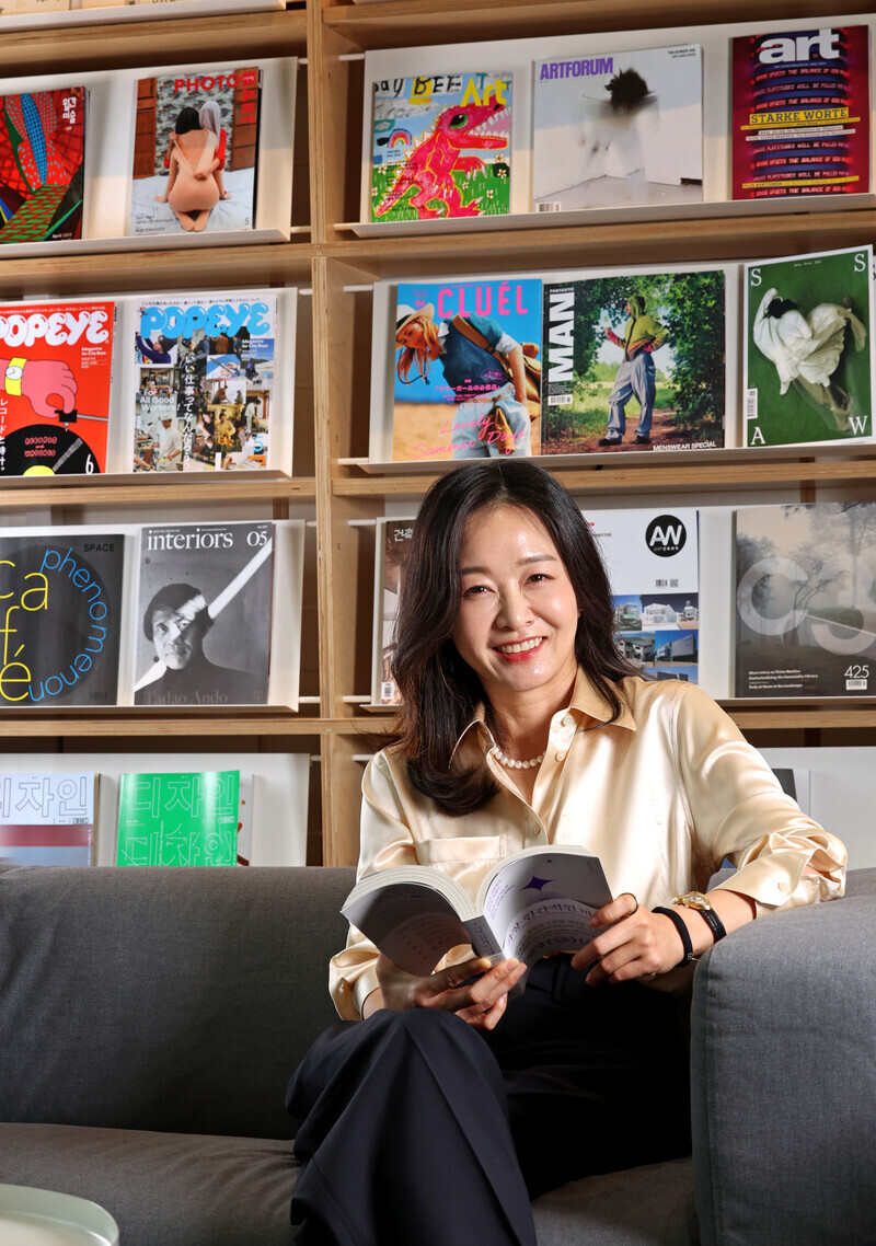 Yoon Songyee, CSO of NCSOFT, smiles for the camera at Dongdaemun Design Plaza’s magazine library. (Lee Jeong-yong/The Hankyoreh)