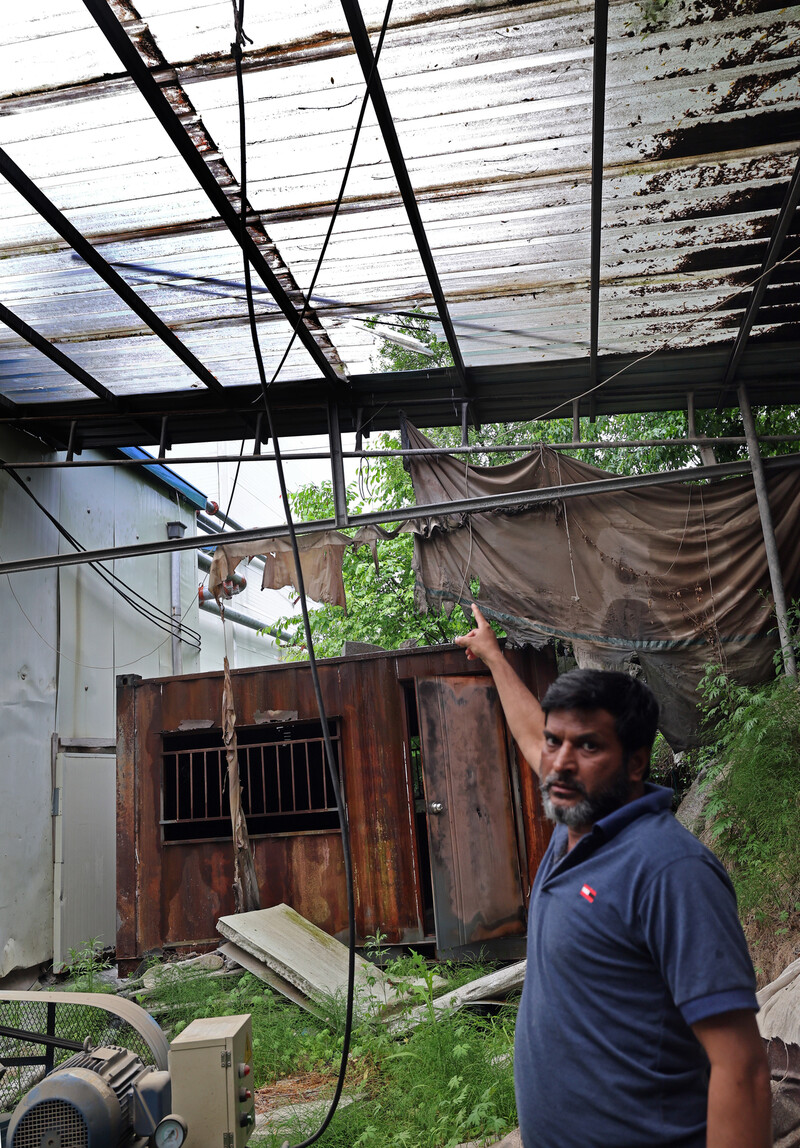 경기 포천시 영중면의 한 석재공장에서 일하는 이주노동자가 지난해 12월 추락 사고를 당했던 당시 슬레이트 지붕이 깨진 부분을 가리키고 있다. 이정용 선임기자 lee312@hani.co.kr