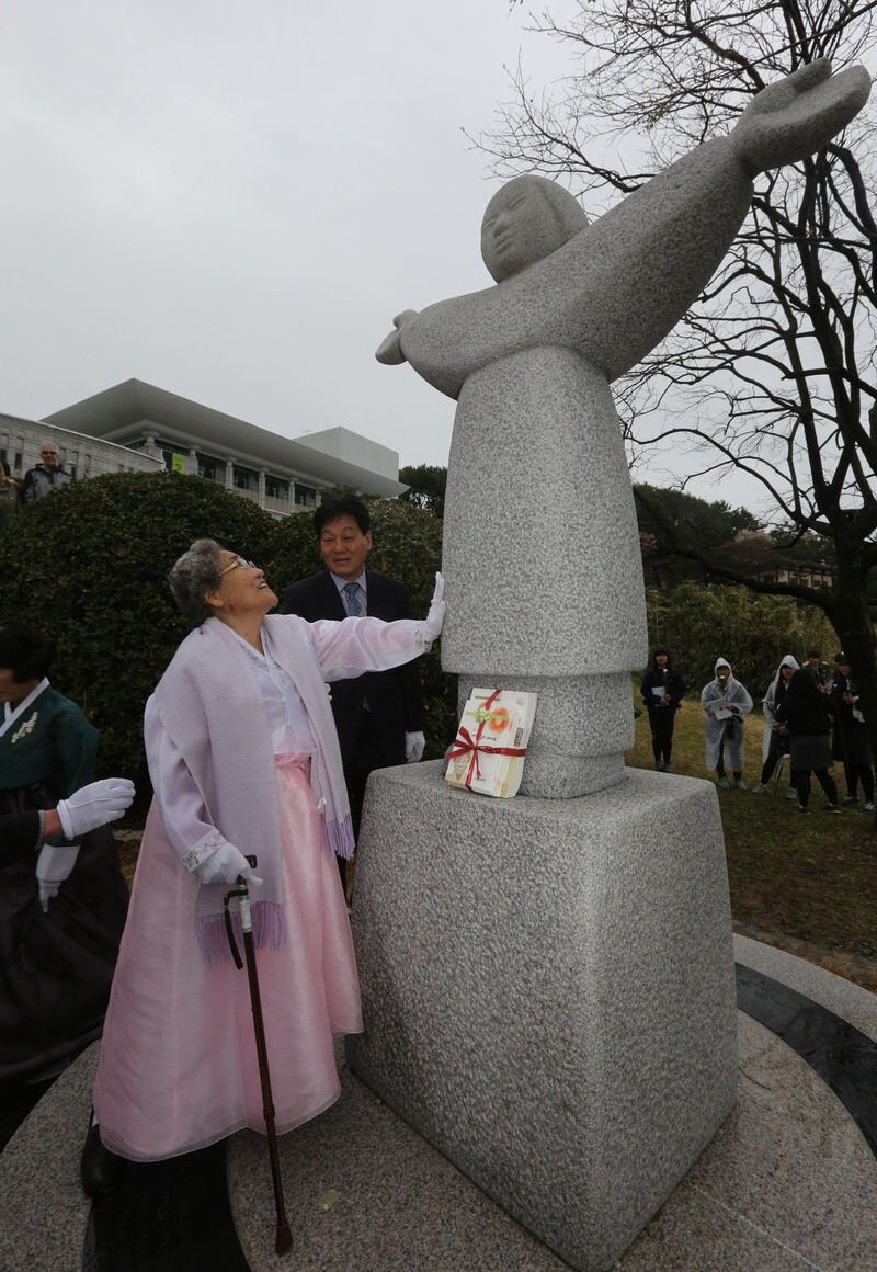 Kim Bok-deuk visits a comfort women memorial