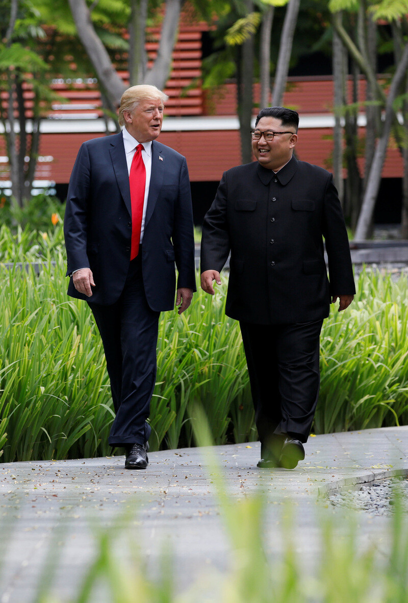 North Korean leader Kim Jong-un shakes hands with US President Donald Trump after the two leaders signed a joint statement at the North Korea-US summit at Singapore’s Capella hotel on June 12. (provided by The Straits Times)