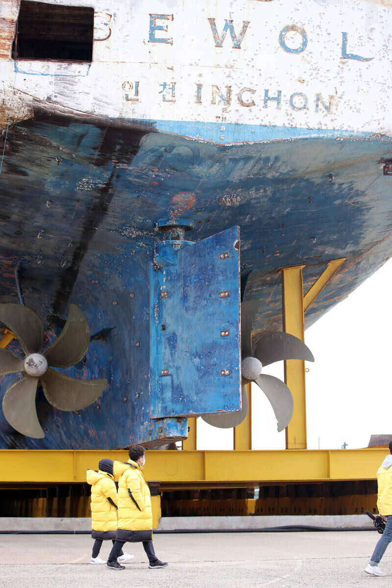 The Sewol as it sits in Mokpo. Its rudder is pointed 23 degrees right. (Yonhap)