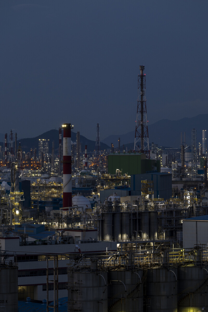 2025년 7월14일 전남 여수 국가산업단지의 야경. 공장들의 불빛은 화려하지만 언제까지고 꺼지지 않을 수 있을까. 김진수 선임기자 jsk@hani.co.kr