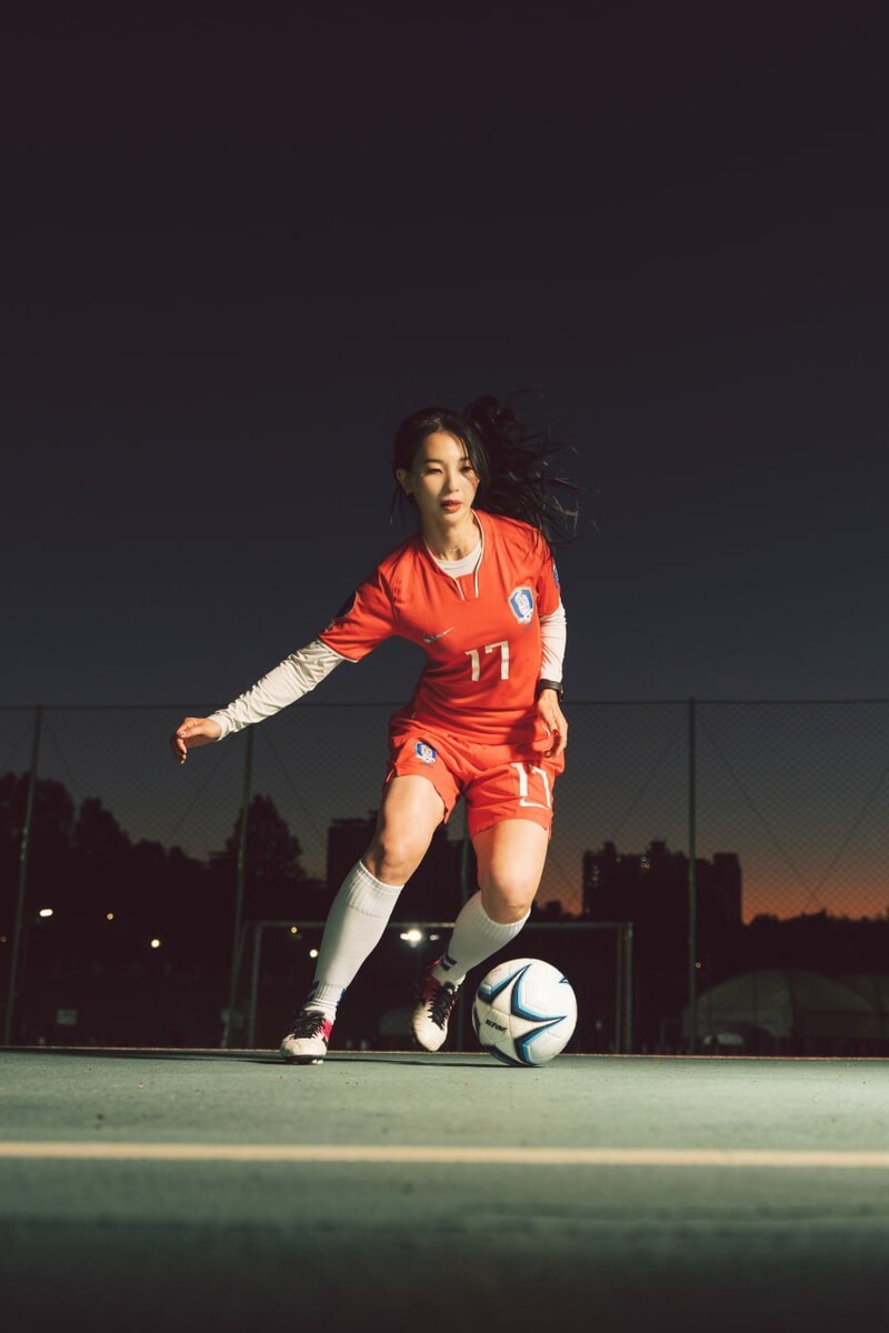 17살 이하(U17) 여자월드컵 우승 멤버이자 WK리그에서 뛰었던 오다혜씨가 축구 연습을 하는 모습. 경북 포항에서 가족과 함께 홍게 장사를 하다가 현재는 서울에서 축구 코치를 하고 있다.