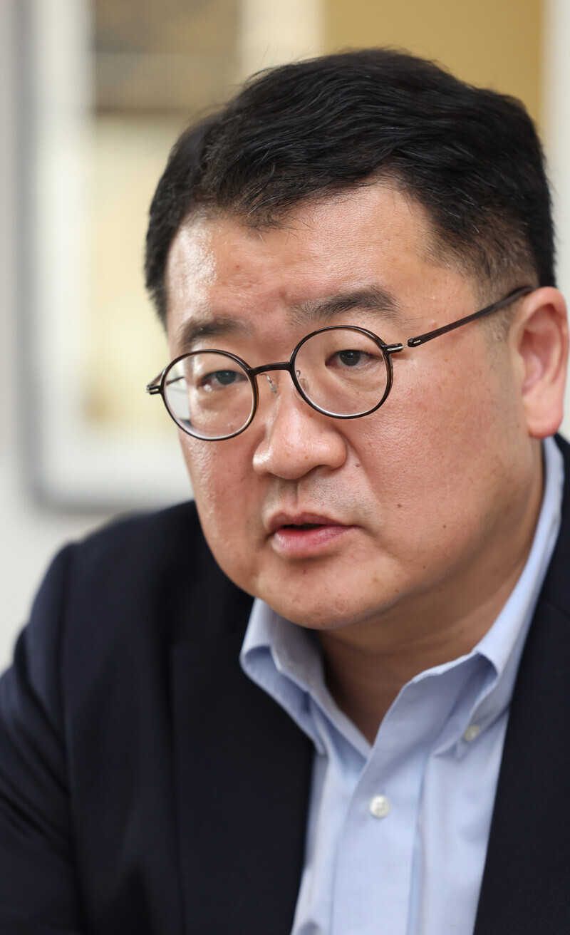 Choi Jong-kun, the former first vice minister of foreign affairs, speaks to Hankyoreh21 at his office on the Yonsei University campus in Seoul on March 20, 2023. (Ryu Woo-jong/The Hankyoreh)