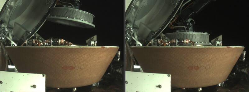 2020년 10월 오시리스-렉스 탐사선에서 소행성 베뉴의 시료를 담은 용기를 캡슐에 보관하는 장면. 미 항공우주국 제공