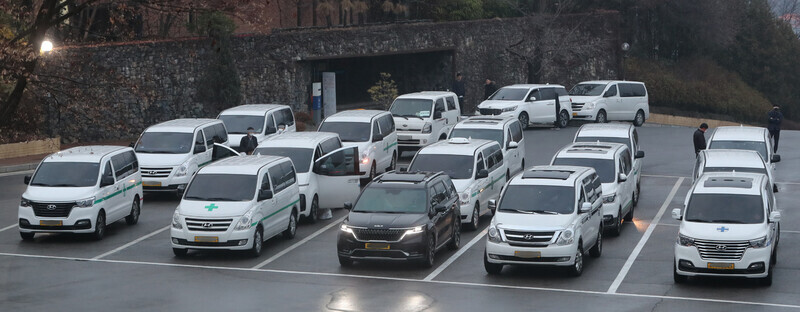 Ambulances carrying the bodies of those who died from COVID-19 queue in the parking lot in front of Seoul Crematorium in Goyang’s Deokyang District on Friday. (Kim Tae-hyeong/The Hankyoreh)