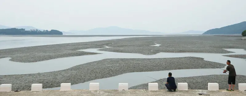 Visitors cast their hooks on the bridge connecting the islands. (Park Mee-hyang/Hankyoreh)