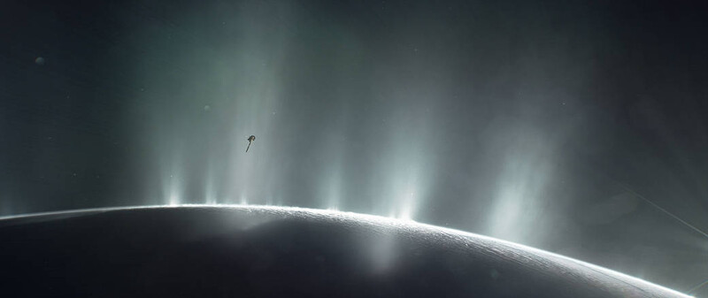 토성 탐사선 카시니호가 2015년 엔셀라두스 위성 물기둥 위를 날아가는 모습 상상도. 미국항공우주국 제공