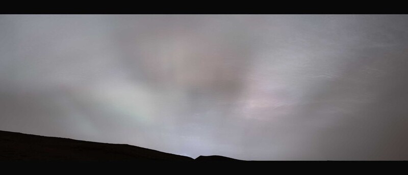 화성 탐사차 큐리오시티가 2월2일(화성 체류 3730일) 해질녘 구름 사이로 빛줄기처럼 뻗어나가는 태양 광선을 포착했다. 나사 제공