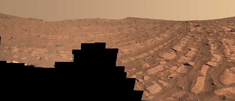 화성 로봇탐사차 퍼시비런스가 발견한 예제로 충돌구 내의 곡선형 암석들이 일렬로 늘어선 행렬. 과학자들은 매우 빠르고 깊은 강물이 이런 암석 띠를 만들었을 것으로 본다. 2월28일부터 3월9일까지 찍은 203개의 사진을 합성한 것이다. 나사 제공