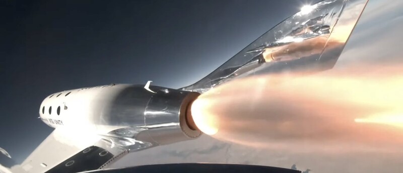 모선 비행기에서 분리된 우주비행기 VSS 유니티가 엔진을 점화하며 고도를 높이고 있다. 버진갤럭틱 제공