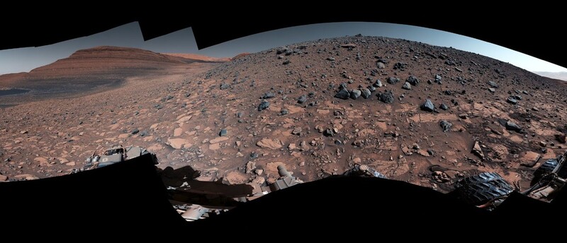 미 항공우주국의 로봇탐사차 큐리오시티가 3전4기 끝에 화성의 마지막 우기의 퇴적물이 쌓이 게디즈 발리스 능선(오른쪽)에 도착했다. 이 사진은 능선 아래쪽에서 찍은 사진이다. 미 항공우주국 제공