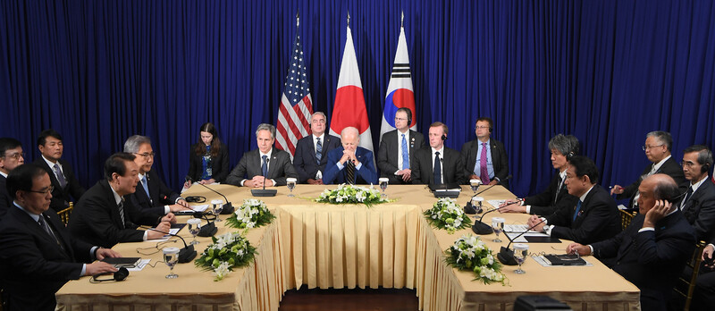 2022년 11월13일 캄보디아 프놈펜에서 열린 아세안+3 정상회의에 참석한 윤석열 대통령(왼쪽 테이블 가운데)이 조 바이든 미국 대통령(가운데), 기시다 후미오 일본 총리(오른쪽 테이블 가운데)와 한·미·일 3자 정상회의를 하고 있다. 한겨레 윤운식 선임기자