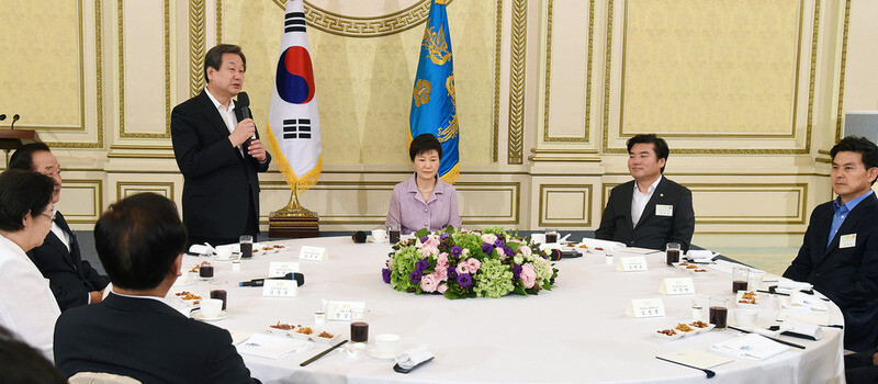 Saenuri Party lawmaker Suh Chung-won (left) offers his condolences to Yoo Seung-min